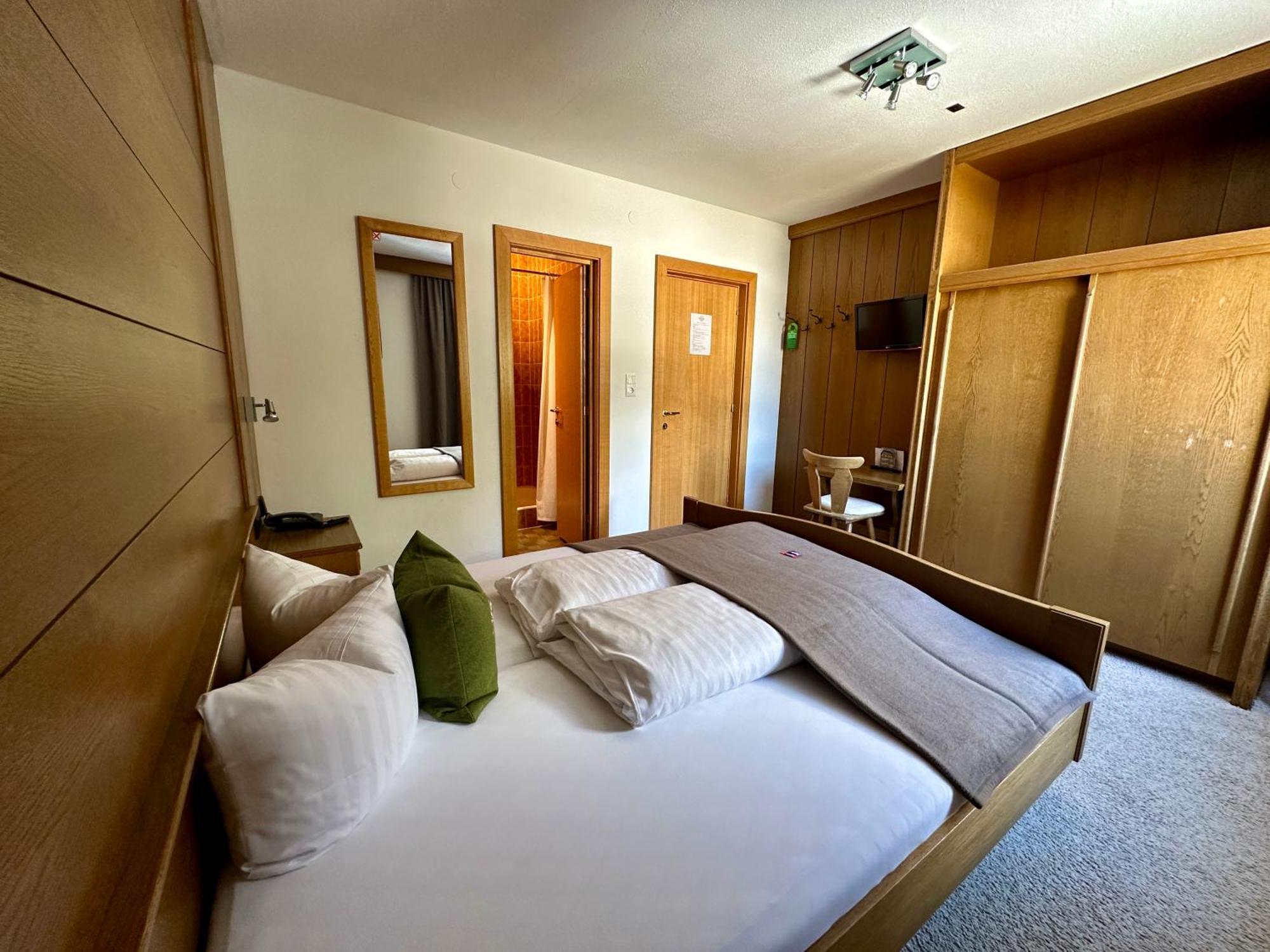 Hotel Zirbenhof Sankt Leonhard im Pitztal Pokoj fotografie