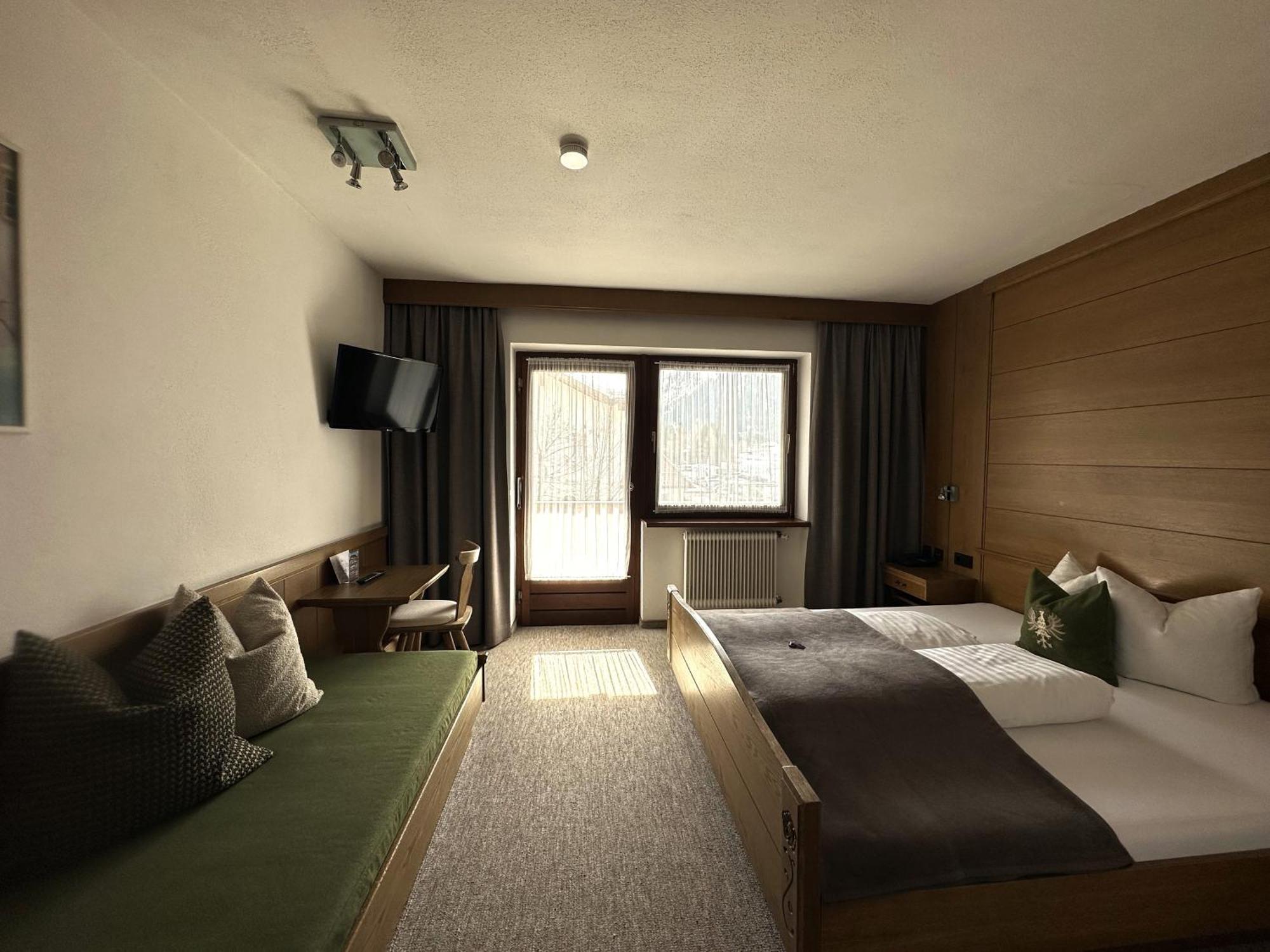 Hotel Zirbenhof Sankt Leonhard im Pitztal Pokoj fotografie
