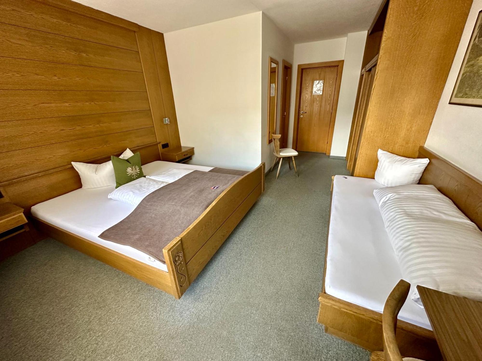 Hotel Zirbenhof Sankt Leonhard im Pitztal Pokoj fotografie
