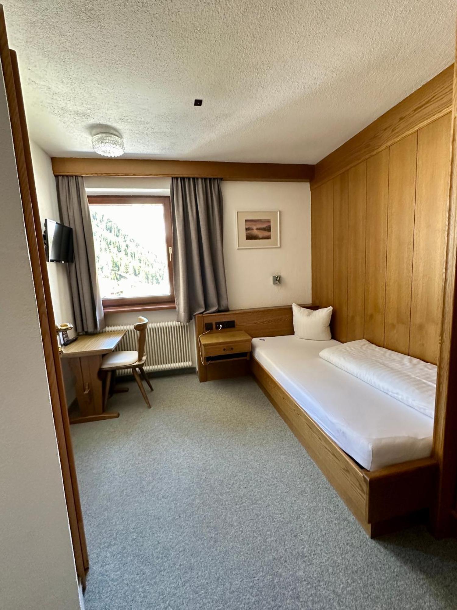 Hotel Zirbenhof Sankt Leonhard im Pitztal Pokoj fotografie