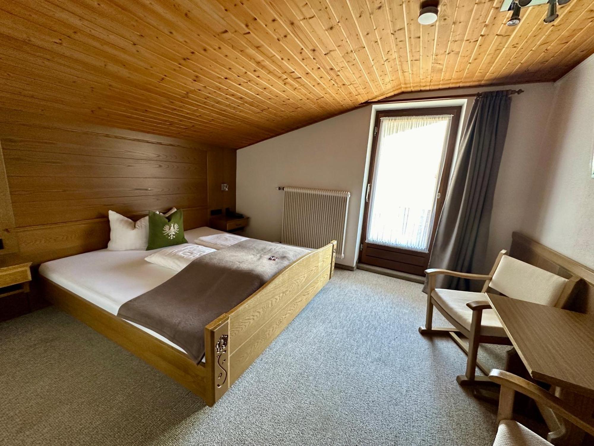 Hotel Zirbenhof Sankt Leonhard im Pitztal Pokoj fotografie